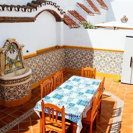 Tipica Casa En Con Patio Y Terraza