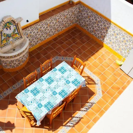 Tipica Casa En Con Patio Y Terraza