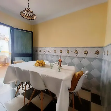 Tipica Casa En Con Patio Y Terraza Фрихилиана